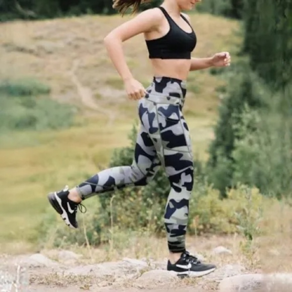 ZYIA Green Camo Pocket Light n Tight Hi-Rise 7/8 24" Leggings Size 6/8